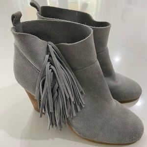 Grey brushed leather ankle bootie, 7.5